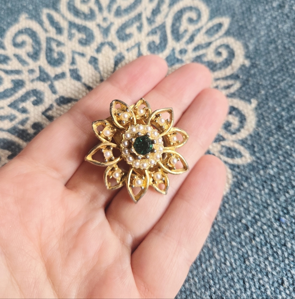 Vintage Gold & Green Gemstone Faux Pearl Floral Flower Scarf Clip. Approx 3.2cm,